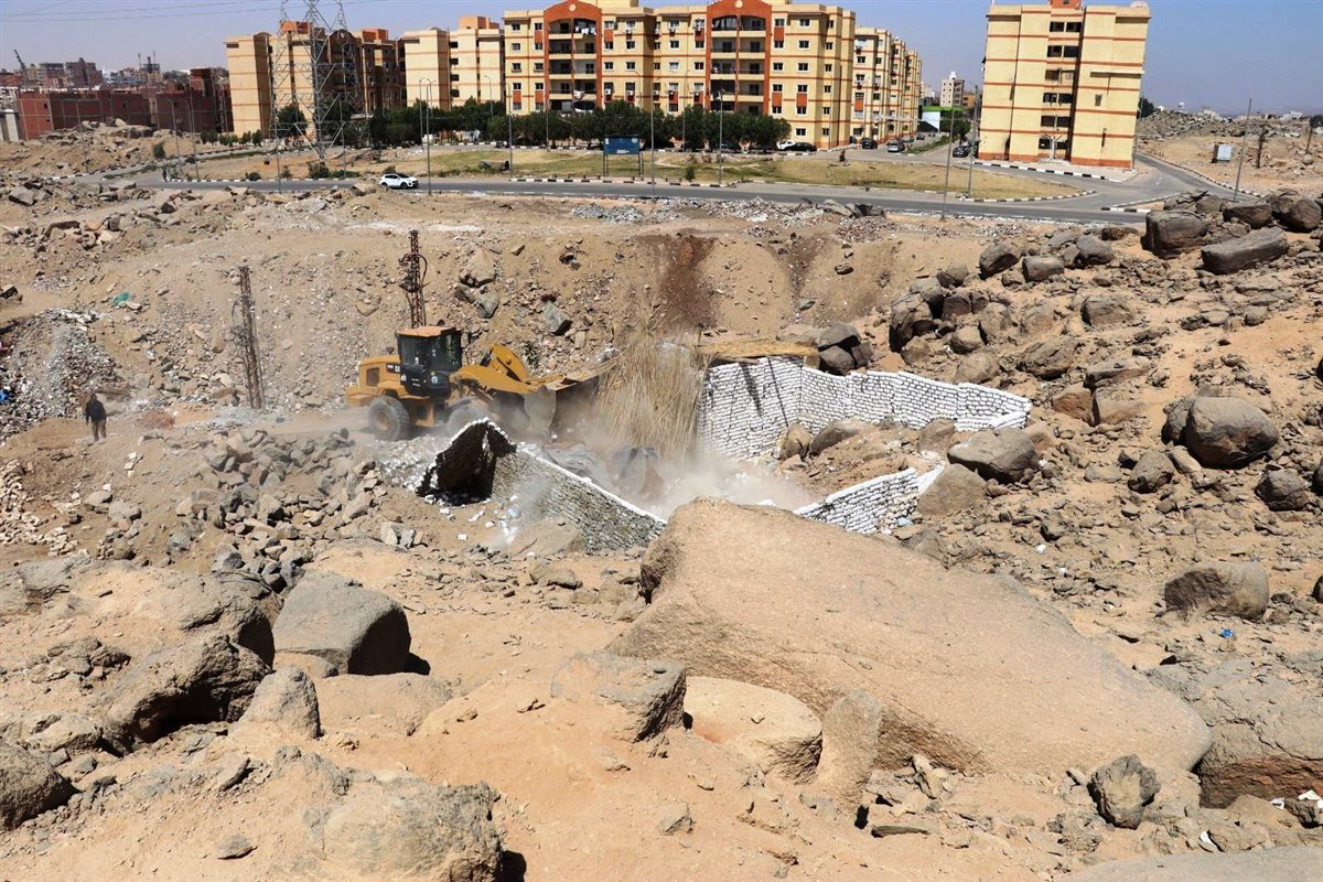 إزالة 7 حالات تعدى بمنطقة الإسكان المميز في أسوان