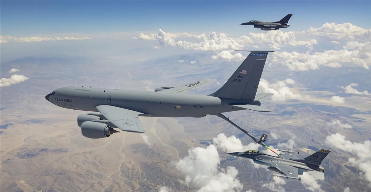 فقدان طائرة تزويد بالوقود من طراز KC-135