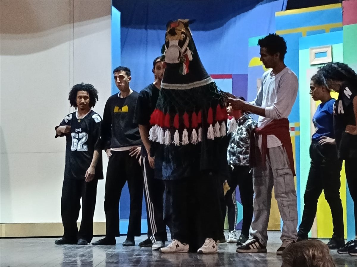 <strong>العرض المسرحي “لعب ولعب”</strong>