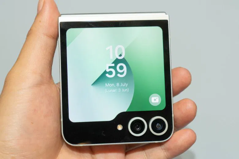 <strong>هاتف Galaxy Z Flip 8</strong>