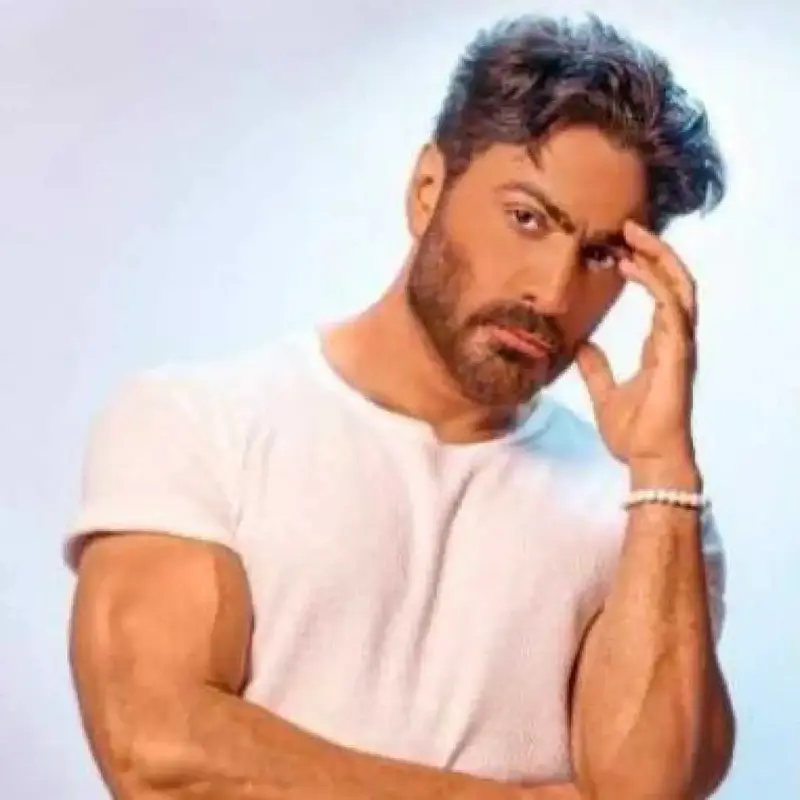 <strong>تامر حسني</strong>