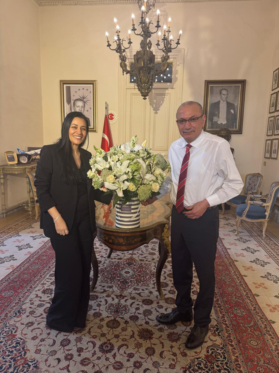 <strong>بتول عرفة في مقر السفارة التركية بالقاهرة</strong>
