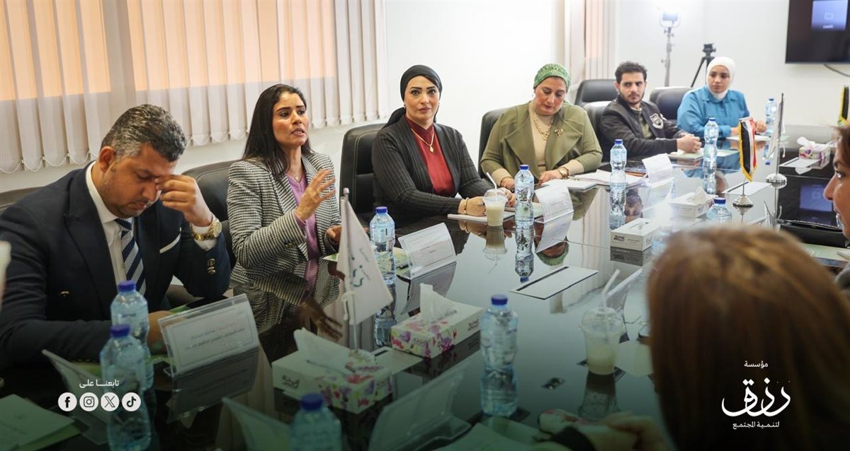 جانب من المائدة التي نظمتها مؤسسة رزق للتنمية
