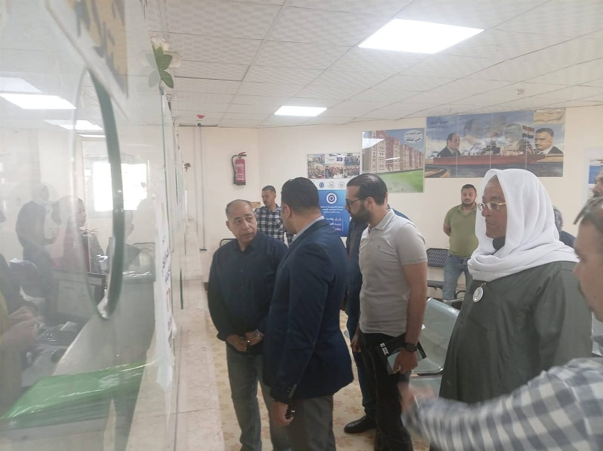 <strong>نائب محافظ السويس يتفقد المراكز التكنولوجية بالأحياء</strong>