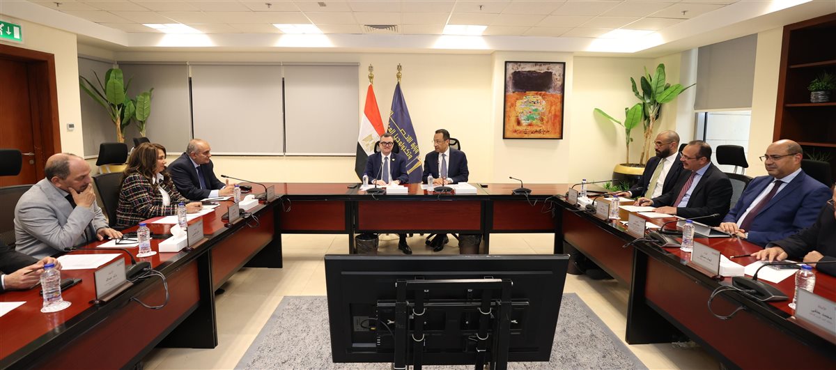 وزيرا الاتصالات والتخطيط ونائب وزير المالية