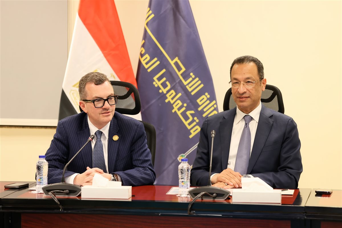 وزيرا الاتصالات والتخطيط ونائب وزير المالية