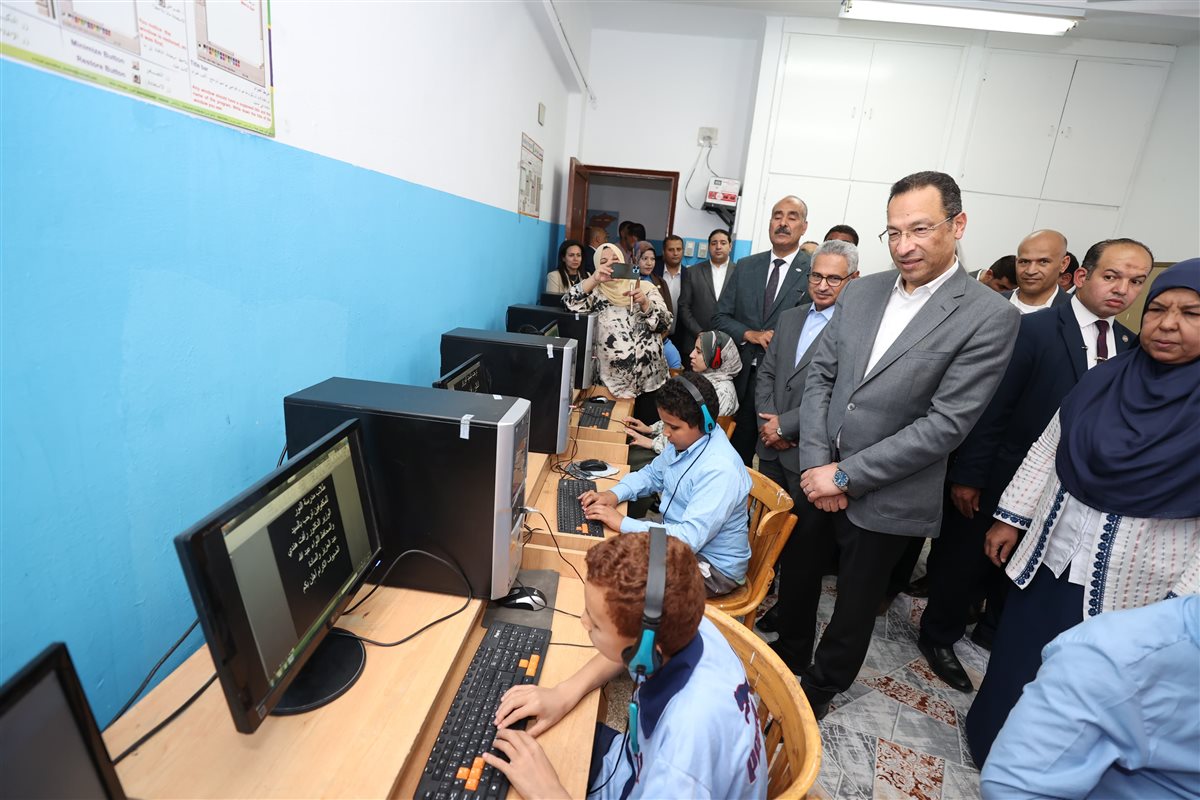 وزير الاتصالات يفتتح مكتب بريد بني سويف