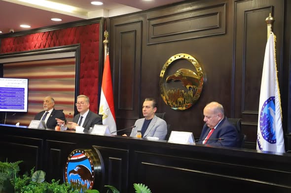 النائب أحمد عبد الجواد خلال لقاء وزير البترول&nbsp;