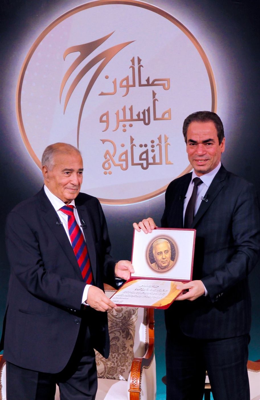 <strong>أحمد المسلماني يسلم درع التكريم لفاروق جويدة</strong>