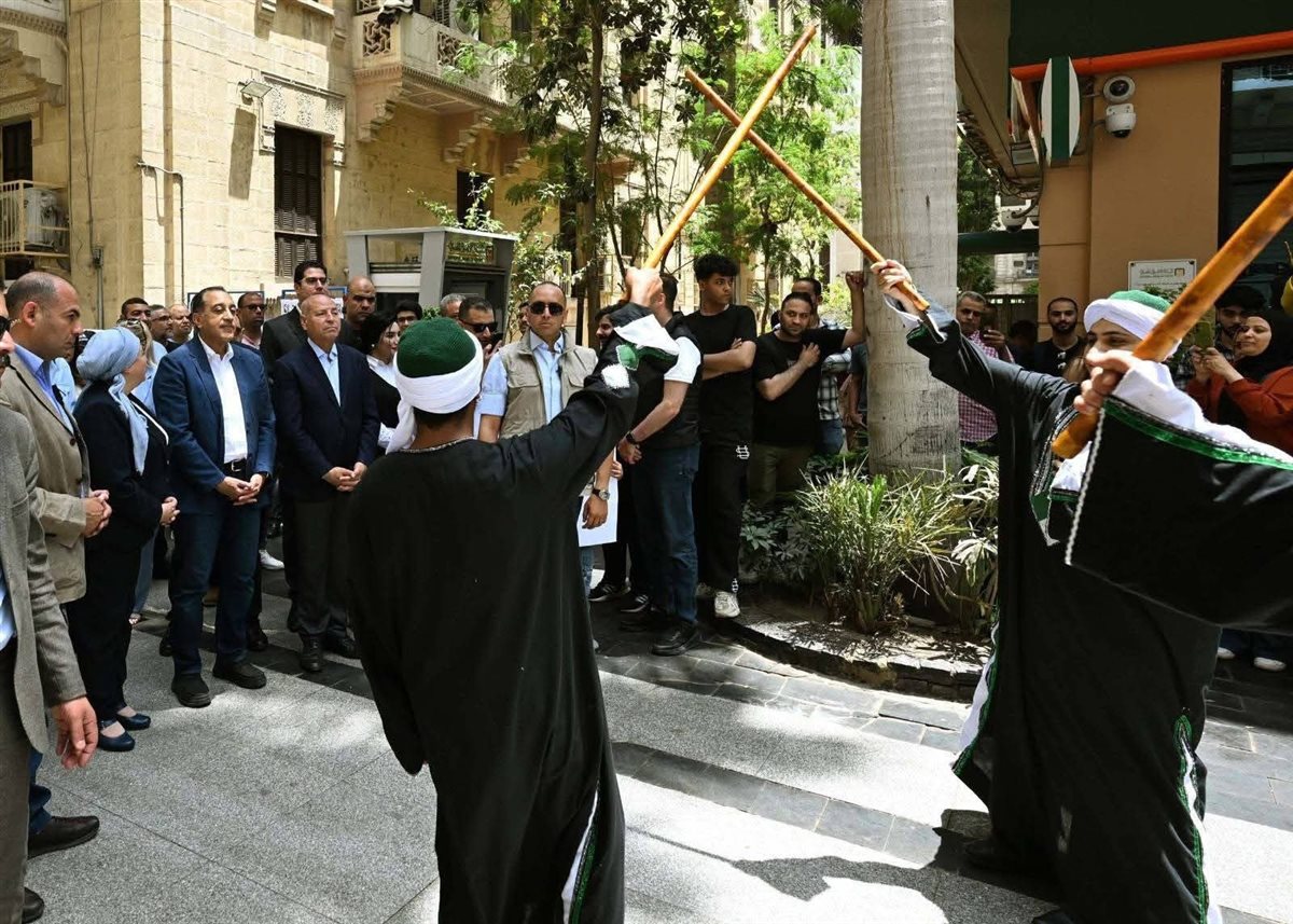 <strong>رئيس الوزراء مصطفى مدبولي خلال مبادرة شارع الفن بوسط القاهرة</strong>