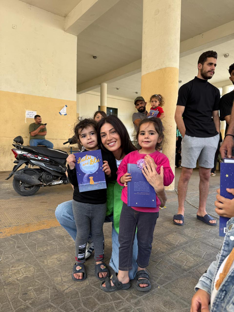 <strong>رزان جمال مع أطفال النازحين بزيارة إنسانية مؤثرة</strong>