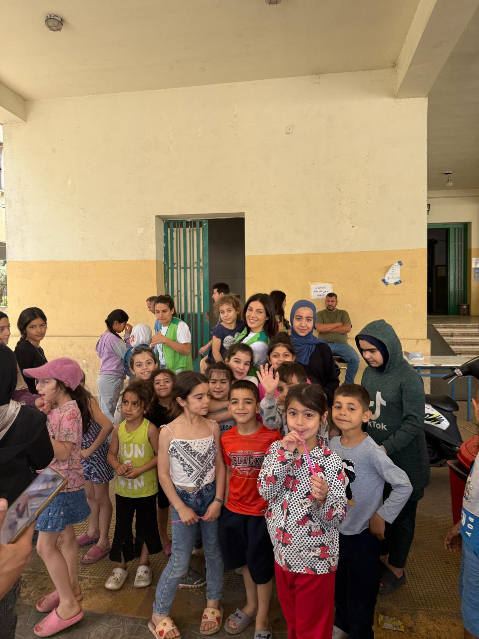 <strong>رزان جمال مع أطفال النازحين بزيارة إنسانية مؤثرة</strong>