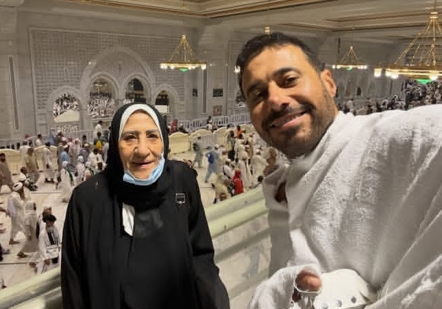 <strong>أحمد السعدني ووالدته</strong>