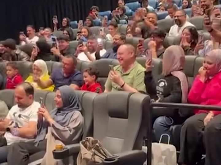 <strong>كريم عبد العزيز يفاجئ الجمهور السعودي بحضوره عرض “7 Dogs” في جدة</strong>