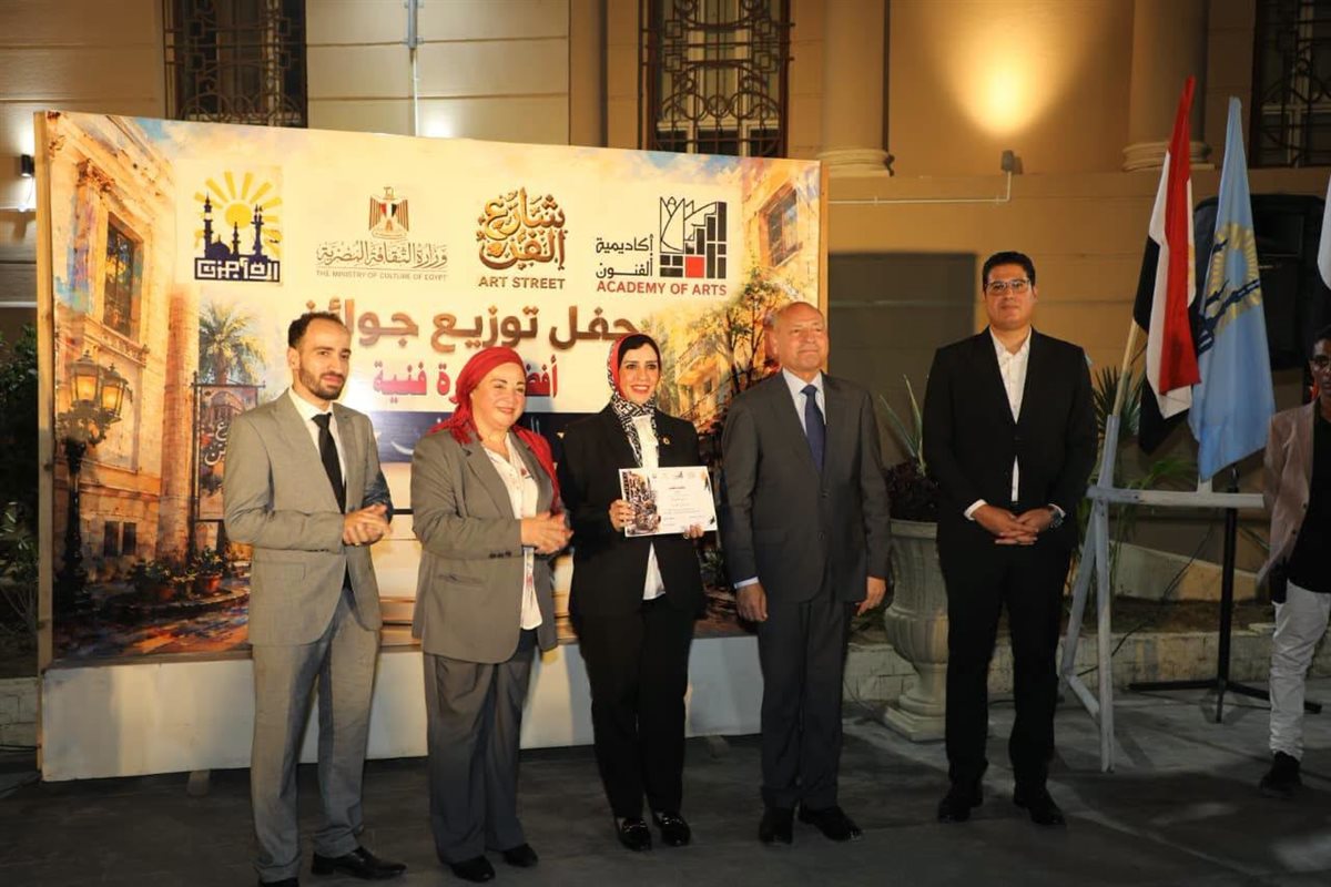 <strong>محافظ القاهرة يكرم المشاركين بـ