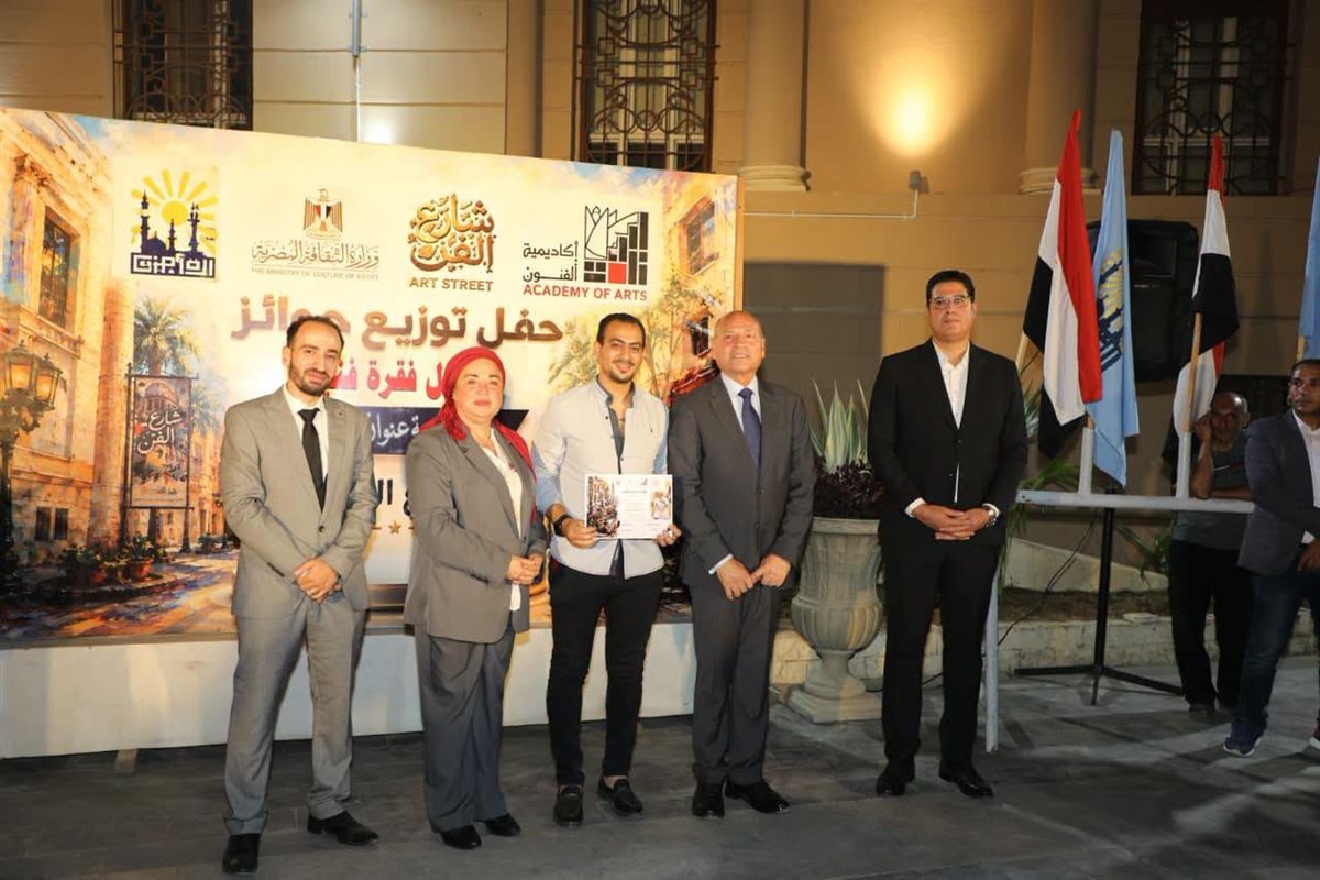 <strong>محافظ القاهرة يكرم المشاركين بـ