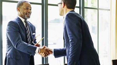 قواعد «إتيكيت» الحوار  مع الآخرين | ابتسم وابتعد عن الأمور المحرجة