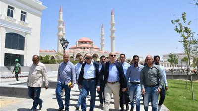 وزير الإسكان يتفقد مشروعات 