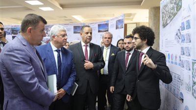أيمن عاشور يتفقد استوديو التصميم الدولي بكلية هندسة عين شمس