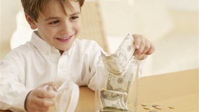 العيدية بدعة أم سُنة.. وهل مرتبطة بالعيد فقط؟
