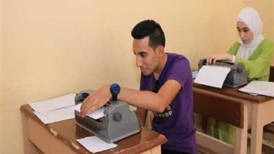 طلاب مدارس «المكفوفين» يؤدون امتحان مادة «الجغرافيا»