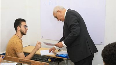 رضا حجازي يشدد على مراقبي اللجان الإلتزام بالتعليمات الخاصة بالامتحانات