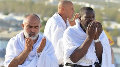 تمهيدًا للوقوف بعرفات.. ضيوف الرحمن يتوجهون لمشعر منى لقضاء يوم التروية