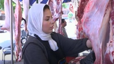 رفض والدها أن تكون مضيفة.. حكاية «لومة» أشهر جزارة في الإسماعيلية