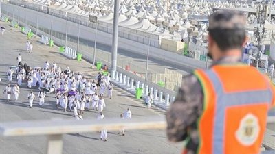 «رذاذ الماء» يتطاير لتلطيف الأجواء على الحجاج في مشعر منى