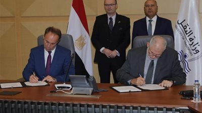 وزير النقل يشهد توقيع تأهيل 280 جرار سكة حديد
