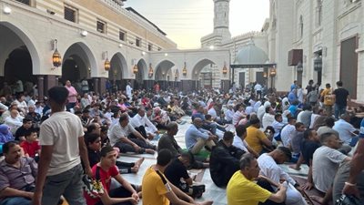 المئات يؤدون شعائر صلاة عيد الأضحى بالسيدة نفيسة