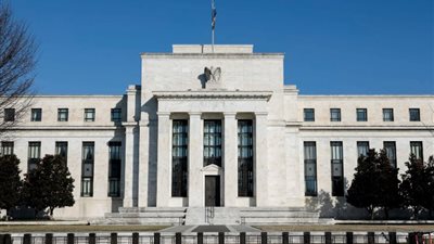 الفيدرالي الأمريكي يلوّح برفع سعر الفائدة ويربك الأسواق مجددا