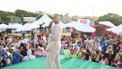 للنساء فقط.. شاكوش يتألق في أولى  حفلات الصيف بمارينا