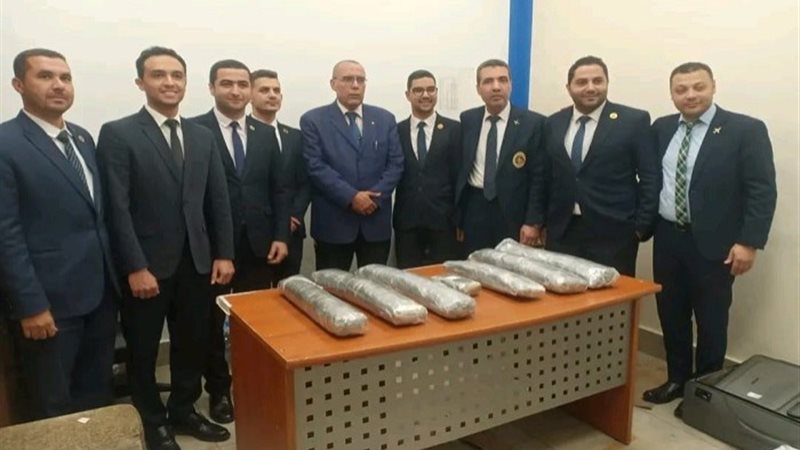 رجل الجمارك مع المضبوطات