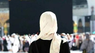 ما حكم عدم كشف المرأة وجهها أثناء الحج ؟
