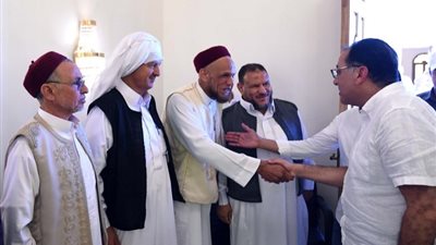 «مدبولي» يلتقي كبار المشايخ والعواقل وأعضاء مجلسي النواب والشيوخ بمطروح