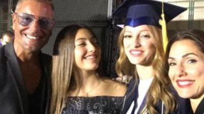 مشرقة أينما كنتِ.. تامر هجرس يحتفل بتخرج ابنته من الجامعة