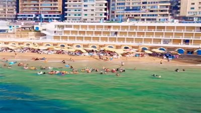 عودة الحياة لشواطيء الإسكندرية بعد توقف يومان | صور