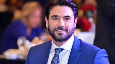 أحمد عز يحصل على جائزة فاتن حمامة للتميز من مهرجان القاهرة السينمائي
