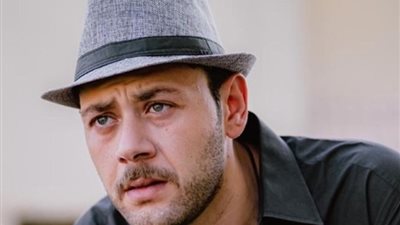 محمد علي رزق يخوض تجربة مسرحية جديدة