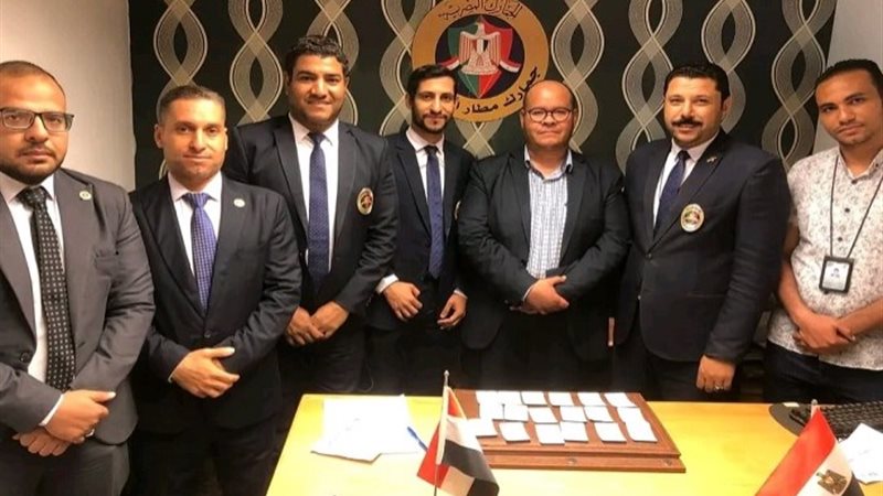 رجال الجمارك مع المضبوطات