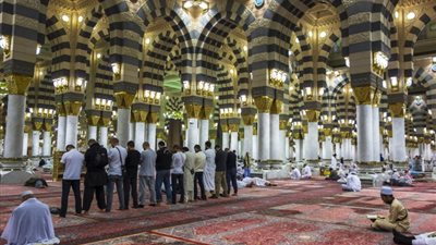 هل تجوز الصلاة منفردًا خلف صفوف الجماعة؟ الإفتاء توضح