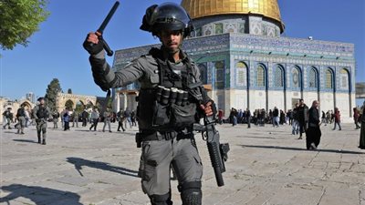عشرات المستوطنين يقتحمون باحات المسجد الأقصى تحت حماية شرطة الاحتلال