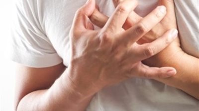 منها آلام البطن.. علامات الإصابة بأمراض القلب وطرق العلاج