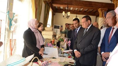 «آمنة» يتفقد معرض «أيادي مصر» لمنتجات الحرف التراثية والمشغولات اليدوية بالفيوم
