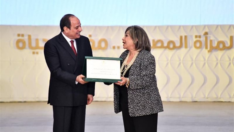 السفيرة منى عمر مع الرئيس عبد الفتاح السيسي