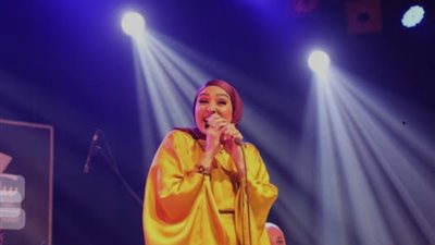 هلا رشدي تشارك حميد الشاعري الغناء على خشبة مهرجان العلمين 2023