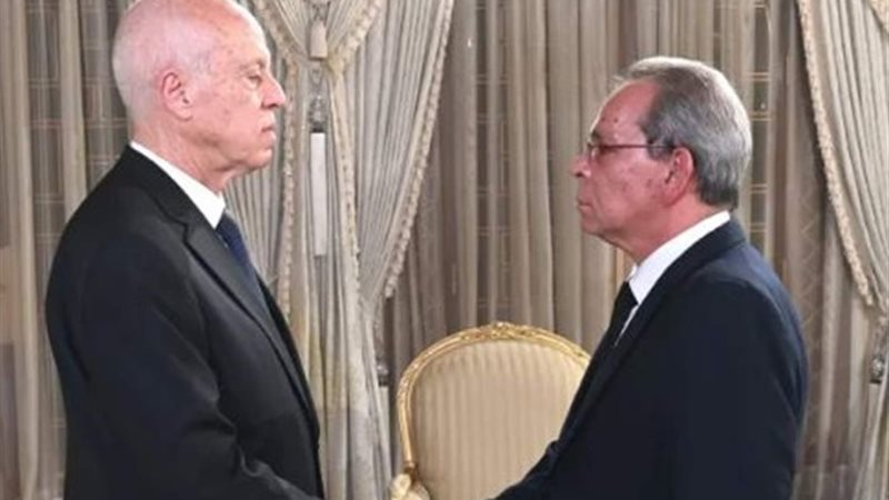 رئيس الوزراء التونسي أثناء أداءه اليمين الدستورية