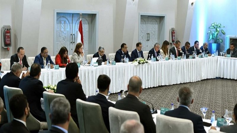 جانب من المائدة المستديرة