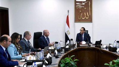 رئيس الوزراء يستعرض خطة تطوير النقل النهري
